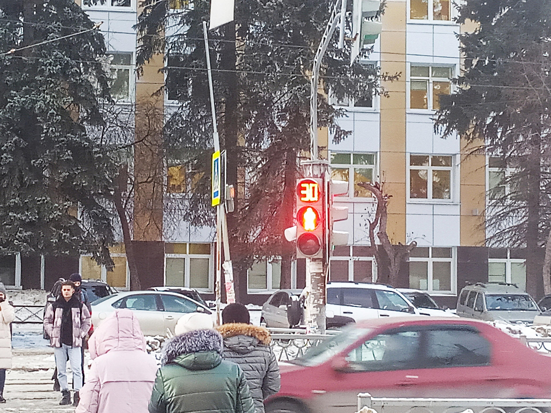 Рядом с поликлиникой ГКБ 40 заговорил светофор